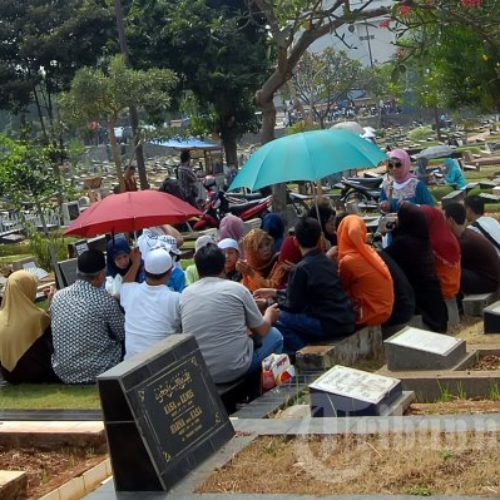 Humor: Seorang Waria yang Ziarah Kubur