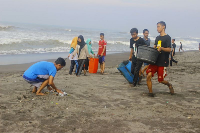 Mahasiswa UNU Jogja Bersih-bersih Pantai