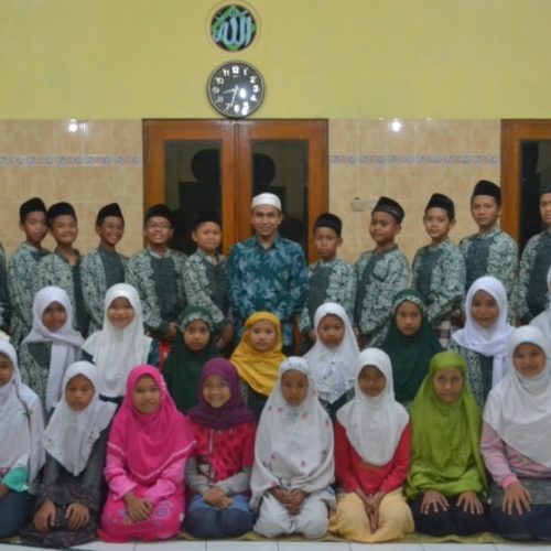 Ustad Miftahul Khoir dan para santri Madin madin widoro bantul
