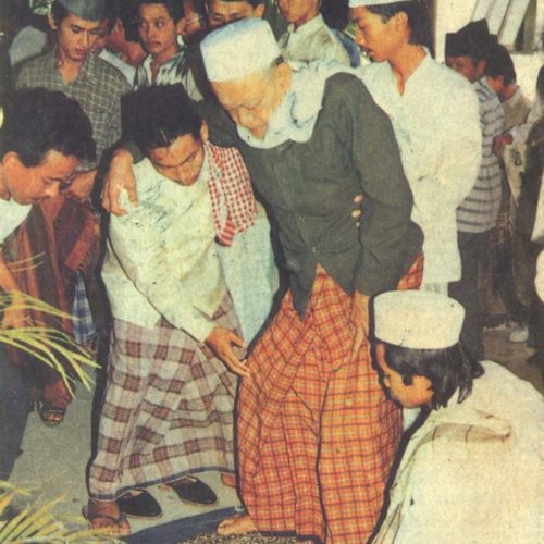 kh ali maksum bersama santrinya