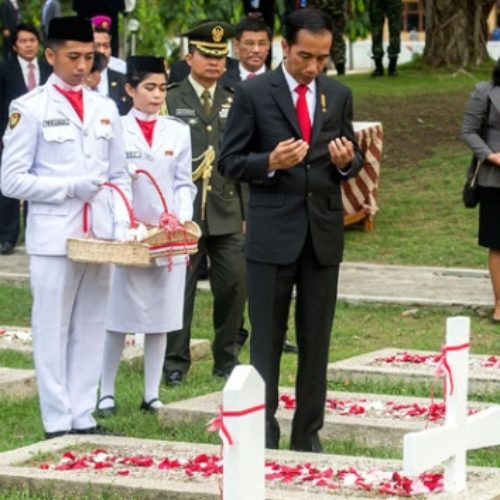 jokowi berdoa di makam pahlawan