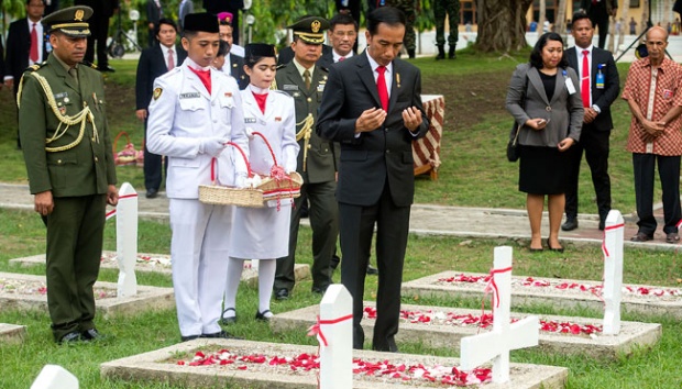 jokowi berdoa di makam pahlawan