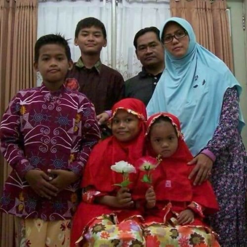 keluarga berpelukan