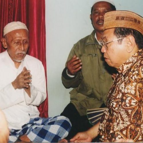 Ketika KH Abdullah Salam Kajen Menerima Amplop