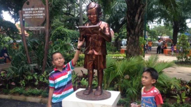 Patung Gus Dur Kecil Sedang Membaca Buku