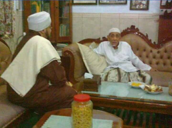 Berjalan Mundur, Habib Mundzir Tak Mau Membelakangi Mbah 