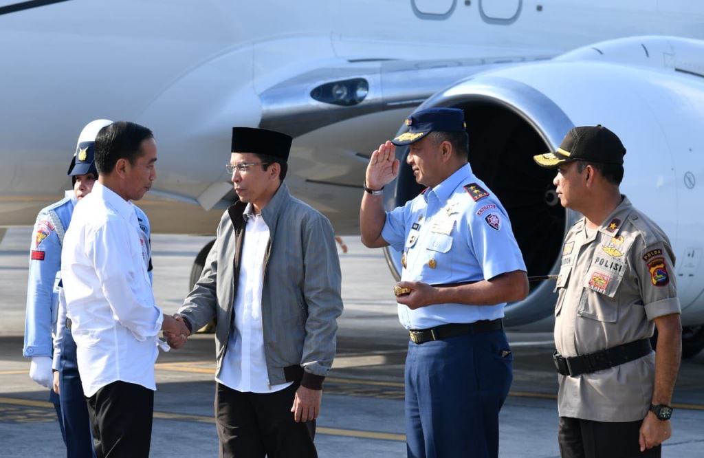 Presiden Joko Widodo Bersama Gubernur NTB Tuan Guru Bajang dalam Kunjungan Gempa Bumi Lombom