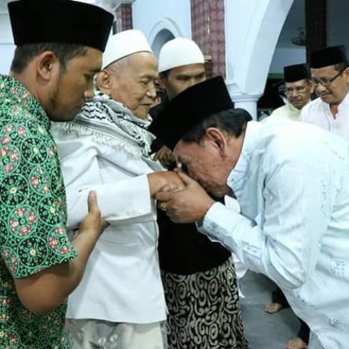 kh musthofa pekalongan