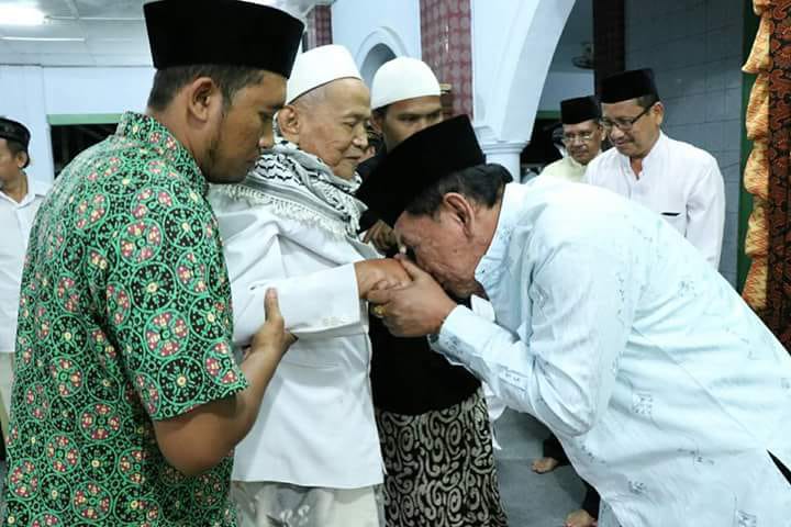 kh musthofa pekalongan