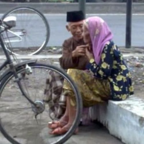 Gus Ghofur Maimoen Sarang: Yuk Memuliakan Emak-emak! Gus Ghofur Maimoen Sarang: Yuk Memuliakan Emak-emak!