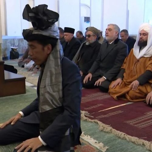 Benarkah Punya Istri Cantik Itu Syarat Menjadi Imam Shalat?