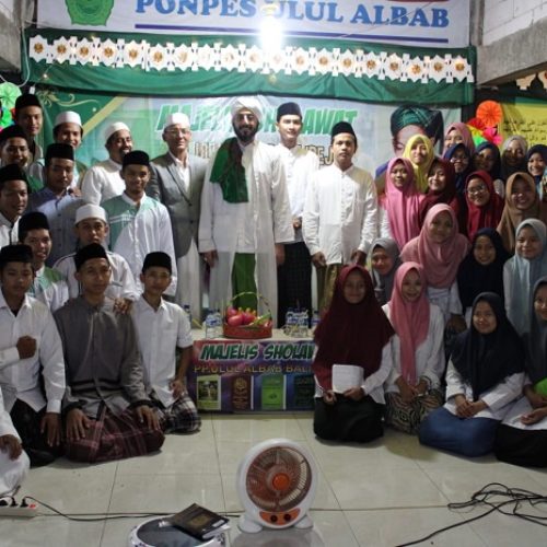 santri PP Ulul Albab bersama Habib Aydrus Bin Abdullah Al Aydrus dari Yaman