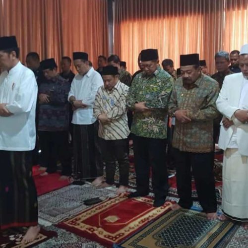 jokowi sholat dhuhur