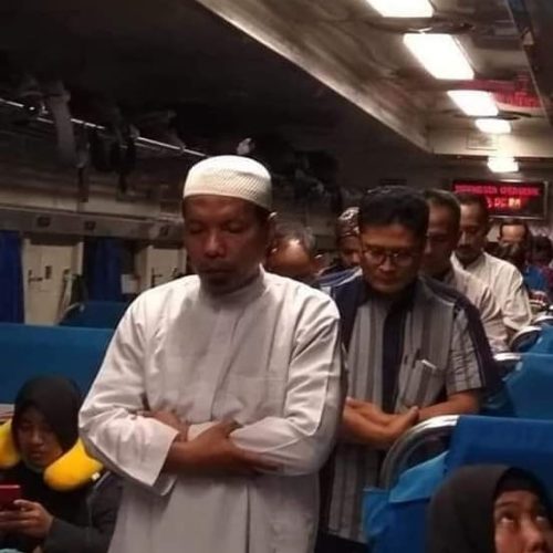 orang solat kereta
