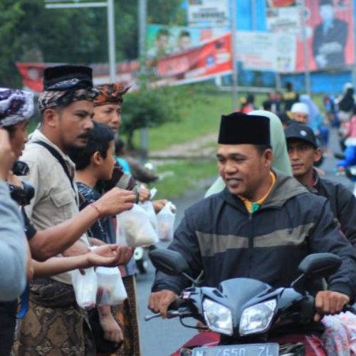 Umat Hindu Bagi-Bagi Takjil