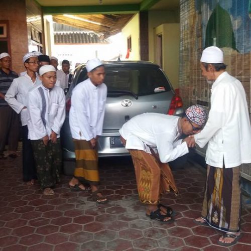 santri mencium tangan Kyai
