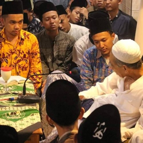 Mbah Moen Melarang Sombong Pada Bukan Keturnan Kyai