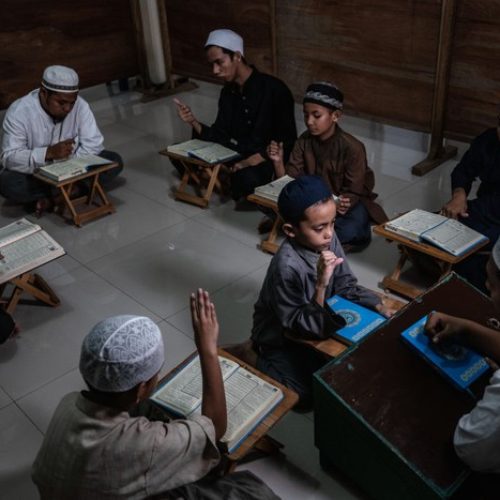 Rahasia Ilmu Ikhlas Para Guru Ngaji Menurut KH Dachlan Salim Zarkasyi Rahasia Ilmu Ikhlas Para Guru Ngaji Menurut KH Dachlan Salim Zarkasyi