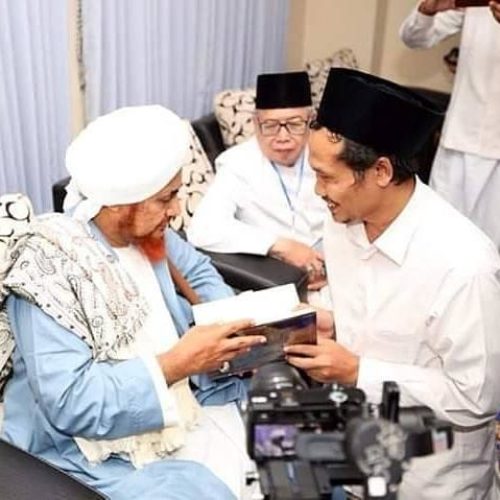 Ijazah Kitab Taujihun Nabi Habib Umar Kepada Gus Baha'