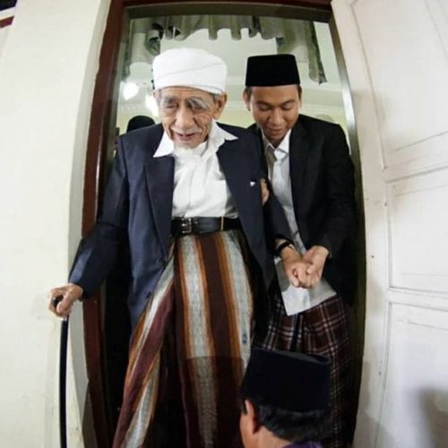 Kisah Mobil Mbah Moen Bisa Jalan Tanpa Bensin