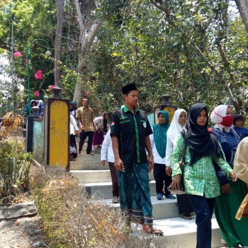 MWC NU Lendah Rayakan HSN dengan Ziarah ke Makam Para Ulama di Lendah.