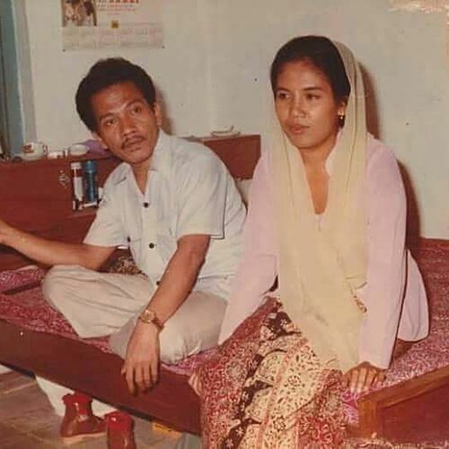 Kisah Cinta Gus Miek dan Istri Tercintanya