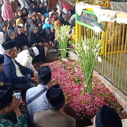 Diantarkan Ribuan Pelayat, Nyai Lilik Dimakamkan Disamping Gus Miek