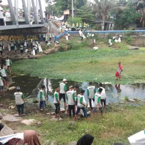 santri bantul bersihkan sungai winongo