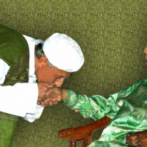 Mengapa Habib Saggaf bin Mahdi Mencium Tangan Gus Dur?