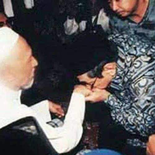 tradisi sungkem dan cium tangan