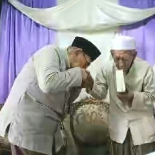 Prof Quraish Shihab mencium tangan Mbah Maimoen