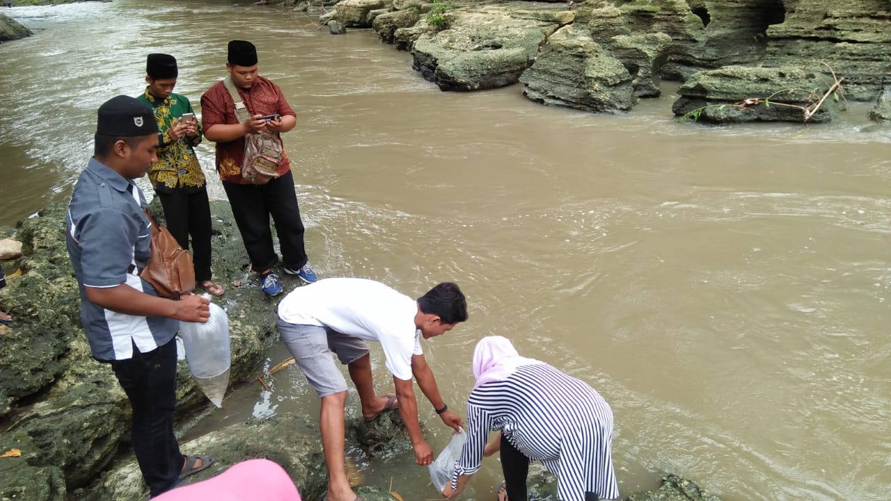 Demi Kelestarian Sungai, Pelajar NU Sedayu Tebar Benih di Sungai Konteng Selogedong Bantul