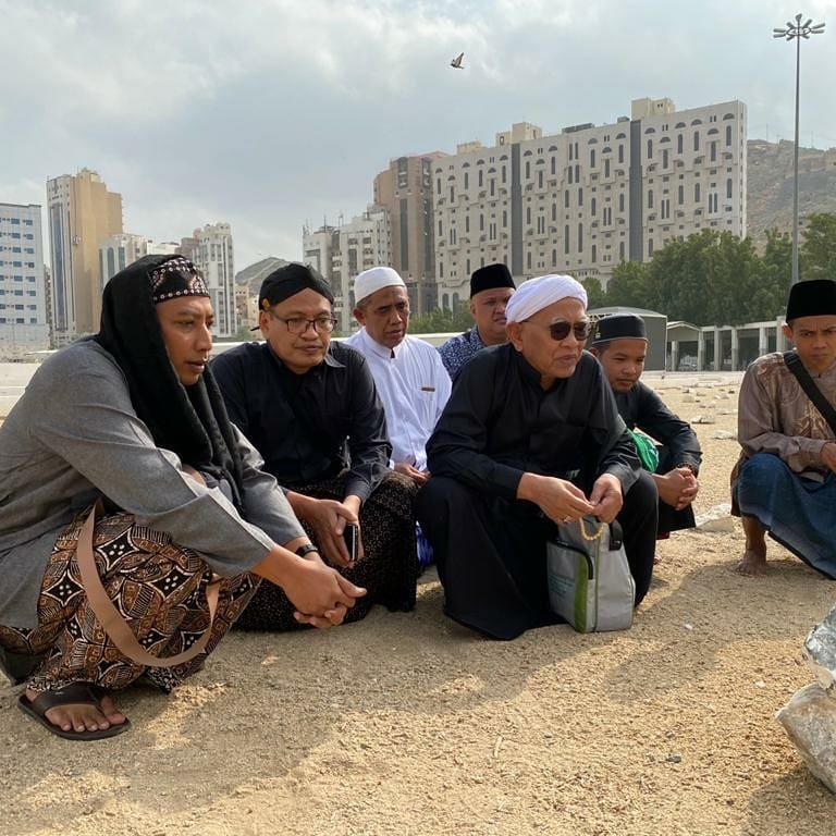 Gus Mus ziarah ke makam mbah maimoen zubair