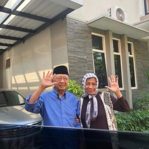 Kisah Cinta Abadi Gus Sholah dan Ibu Nyai Farida Kisah Cinta Abadi Gus Sholah dan Ibu Nyai Farida