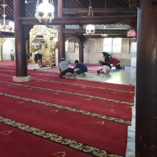 Karpet Masjid Gedhe Yogya Dilepas, Jemaah Diimbau Tak Salaman