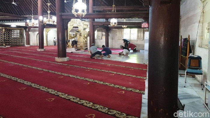 Karpet Masjid Gedhe Yogya Dilepas, Jemaah Diimbau Tak Salaman
