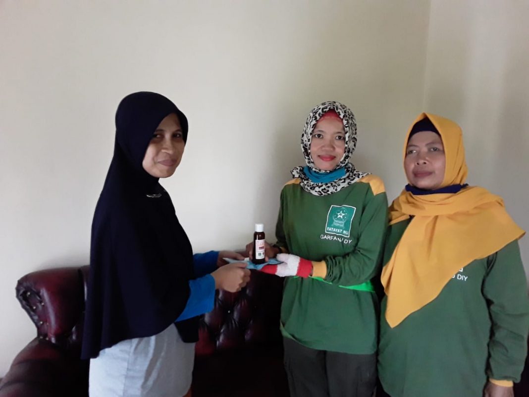 PC Fatayat NU Bantul dan Garfa Bagikan Masker dan Hand Sanitizer