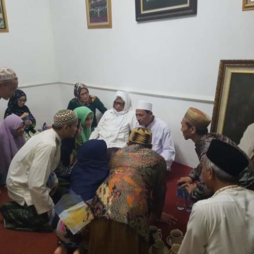 Rahasia KH Anwar Mansur Lirboyo dalam Mendidik Anaknya