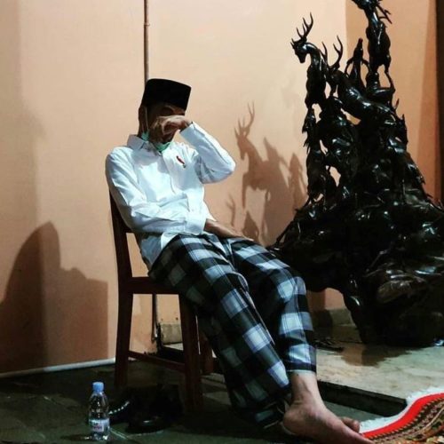 Menangislah Pak Jokowi, Ibu adalah Separuh Nafas Kehidupanmu Menangislah Pak Jokowi, Ibu adalah Separuh Nafas Kehidupanmu