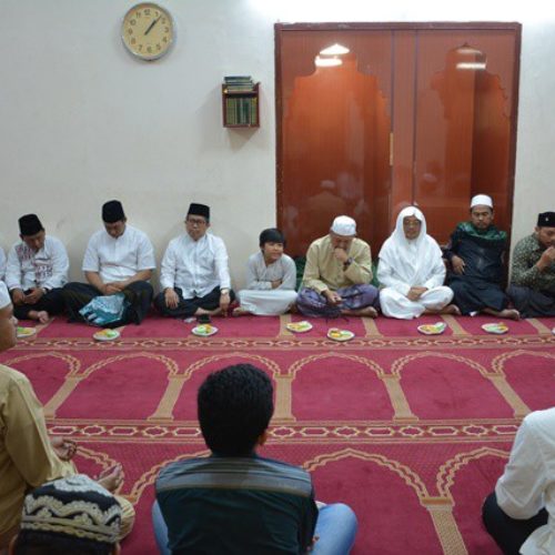 Humor: Ketika GP Ansor dan Pemuda Muhammadiyah Ribut Soal Tahlil Humor: Ketika GP Ansor dan Pemuda Muhammadiyah Ribut Soal Tahlil