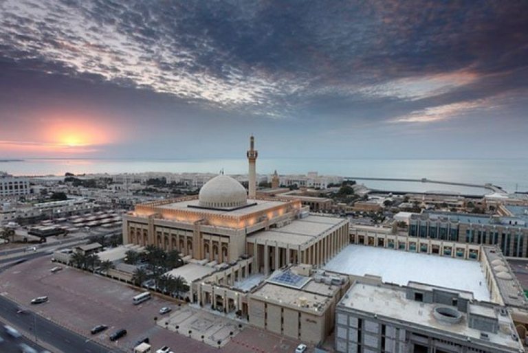 Virus Corona Mewabah, Masjid Kuwait Kumandangkan Adzan Untuk Shalat di Rumah