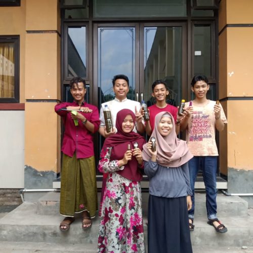 Mahasiswa IIQ An-Nur Yogyakarta Membuat Hand Sanitizer Alami