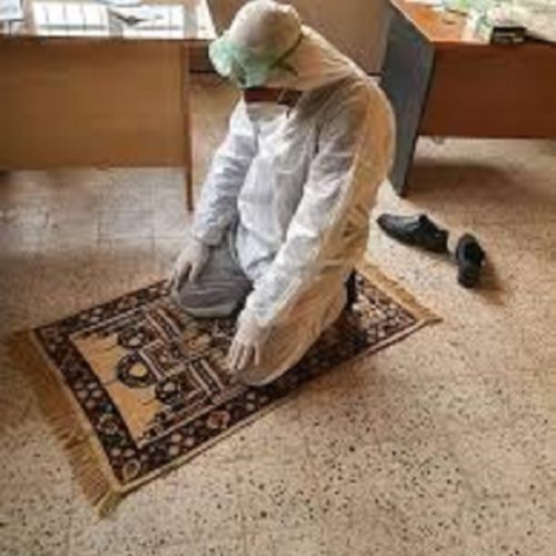 Petugas Kesehatan di Irak Tak Lupa Sholat Saat Menangani Pasien Corona