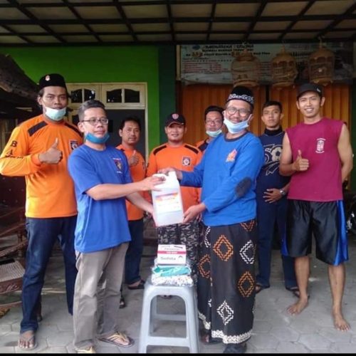 Anggota DPRD DIY Bagikan Masker dan Cairan Disinfektan Kepada Ansor Pundong