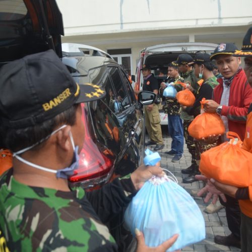 Gandeng Polda, PW GP Ansor DIY Bagikan Sembako Kepada Relawan Covid-19