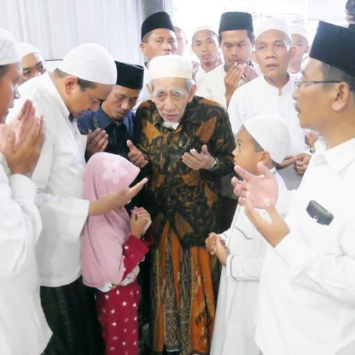 Ilmu Melipat Bumi Mbah Moen Saat Ziarah ke Makam Imam Asy-Syadzili Mesir