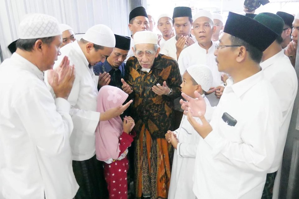 Ilmu Melipat Bumi Mbah Moen Saat Ziarah ke Makam Imam Asy-Syadzili Mesir