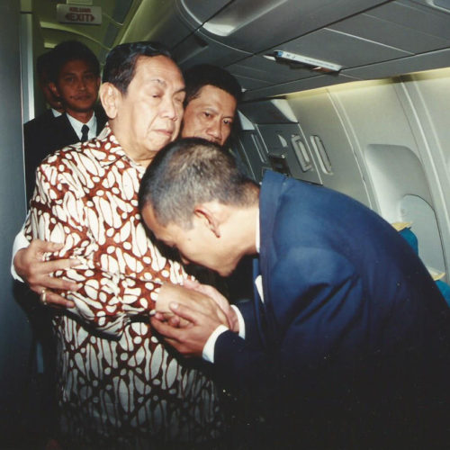 Lawatan ke Luar Negeri, Gus Dur Bawa Pakaian dengan Kardus