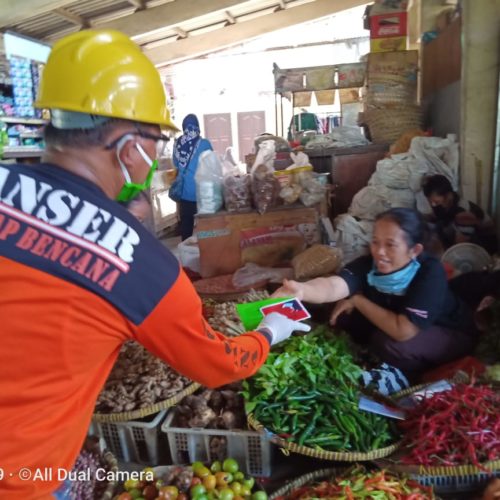 PW GP Ansor DIY Bagi-Bagi Masker di Pasar Tradisional PW GP Ansor DIY Bagi-Bagi Masker di Pasar Tradisional