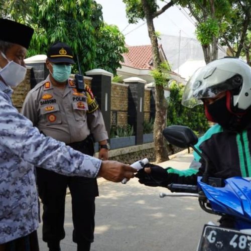 Ketua Umum PBNU Turun Langsung Bagikan Handsanitizer dan Sembako Ketua Umum PBNU Turun Langsung Bagikan Handsanitizer dan Sembako
